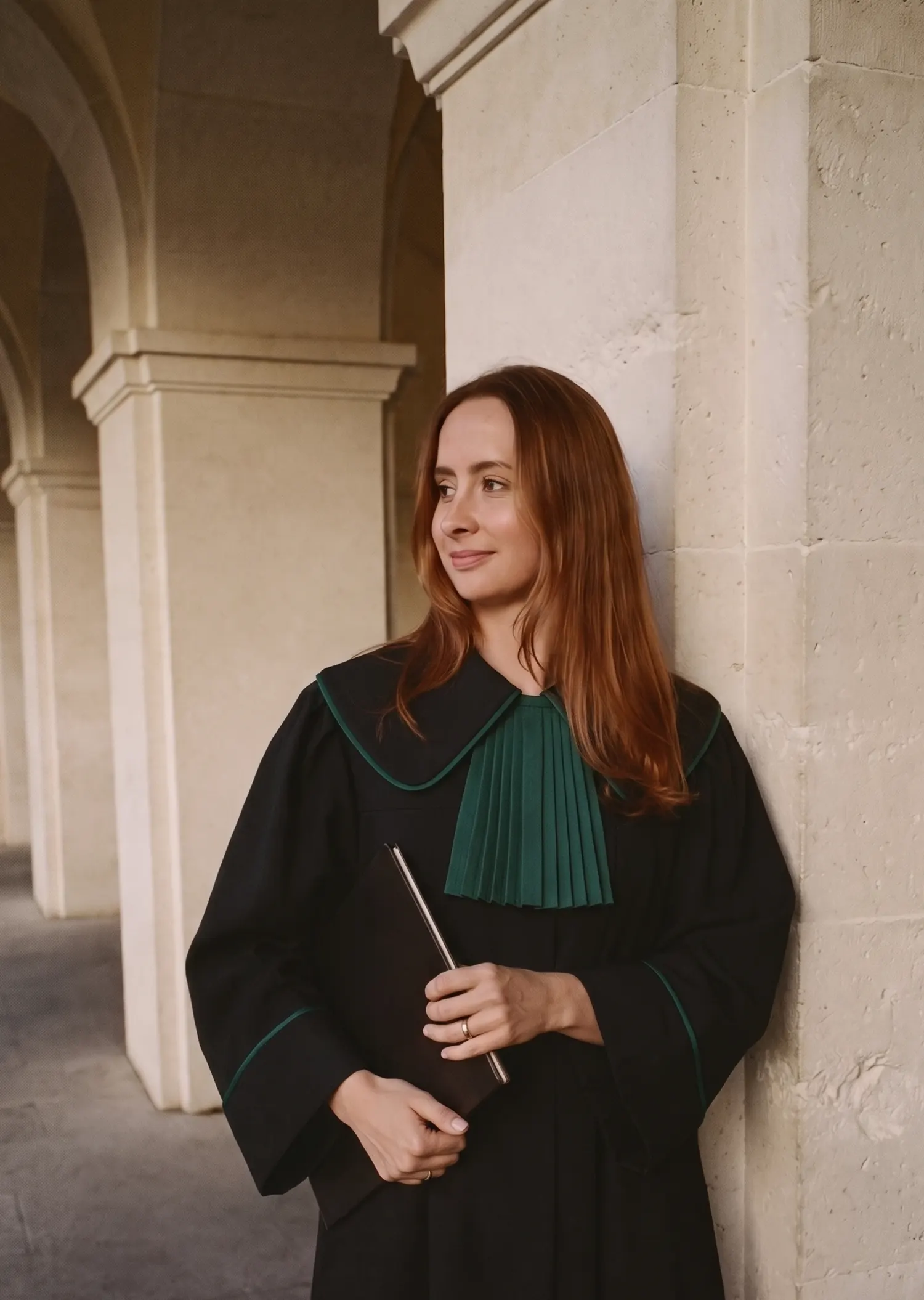 Adwokat Zuzanna Rączkowiak-Dobrowolska w todze, w arkadach sądu